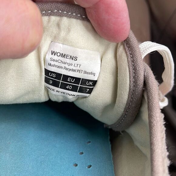 SeaVees Sea change size 9 mushroom colored fleece shoes. - Picture 5 of 7